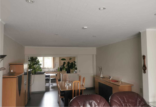 Strak geschilderde woonkamer met witte muren en plafond
