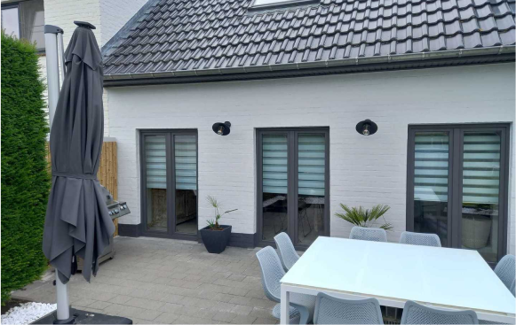 Geschilderde buitengevel met afgewerkte dakgoot